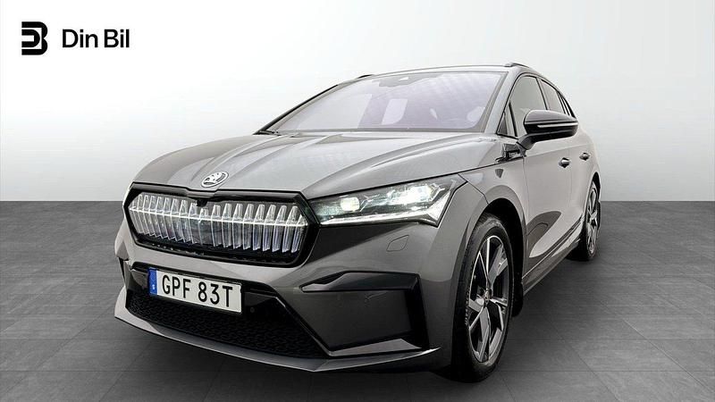 Grå Begagnad 2023 Skoda Enyaq iV SportLine SUV | 484 900 kr (Marknadspris) - Bild 1/4