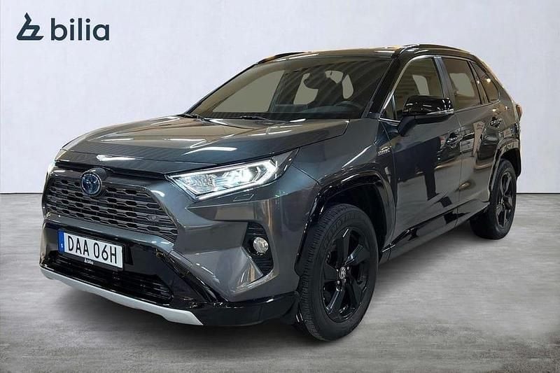 Grå Begagnad 2020 Toyota RAV4 Hybrid Style SUV | 349 900 kr (Marknadspris) - Bild 1/3