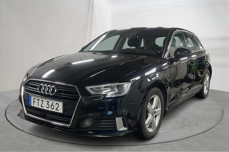 Svart Begagnad 2017 Audi A3 Comfort | 138 000 kr (Superpris) - Bild 1/4