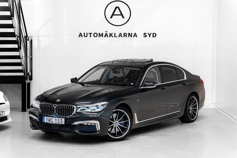 Grå Begagnad 2018 BMW 740 M Sport Sedan | 489 900 kr (Lite dyr) - Bild 1/4