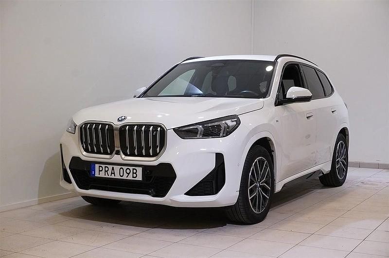 Vit Begagnad 2022 BMW iX1 M Sport SUV | 469 900 kr (Dyr) - Bild 1/4