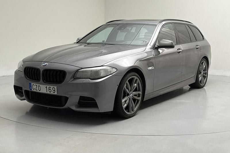 Grå Begagnad 2012 BMW M550 Shadowline Sedan | 170 000 kr (Bra pris) - Bild 1/4
