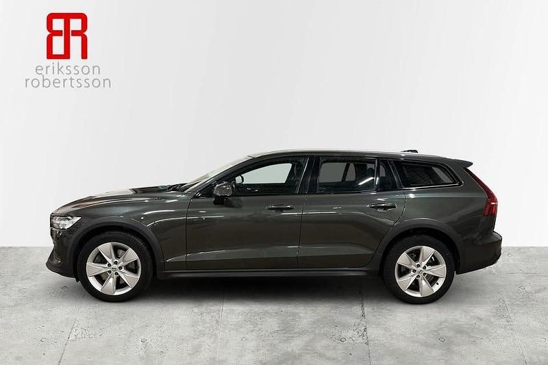 Begagnad Volvo V60 CC Momentum 190 HK (139 kW) 2020 Grå Kombi