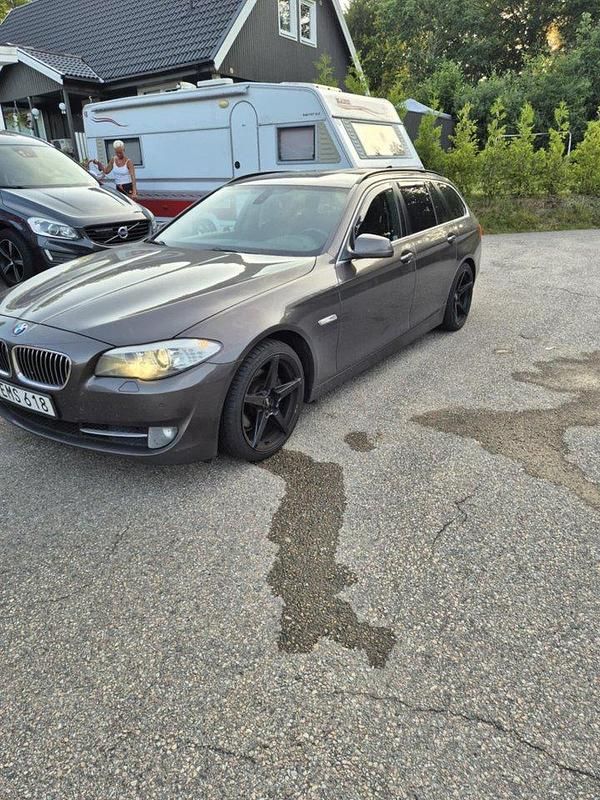 Brun Begagnad 2012 BMW 520 Kombi | 89 000 kr (Marknadspris) - Bild 1/4