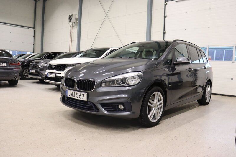 Grå Begagnad 2015 BMW 220 Sport Line Minibuss | 199 800 kr (Marknadspris) - Bild 1/4