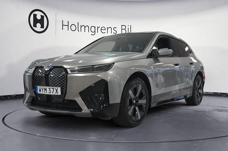 Grå Begagnad 2023 BMW iX Comfort Edition SUV | 719 800 kr (Bra pris) - Bild 1/4