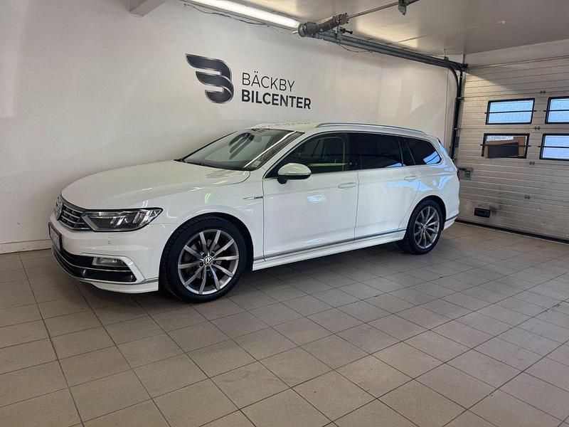 Vit Begagnad 2017 VW Passat R-line Kombi | 139 900 kr (Marknadspris) - Bild 1/4