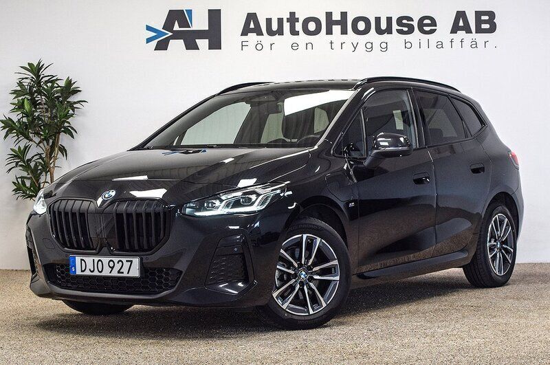 Svart Begagnad 2023 BMW 225 Active Tourer M Sport Minibuss | 369 000 kr (Marknadspris) - Bild 1/4
