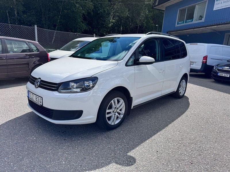 Vit Begagnad 2013 VW Touran Minibuss | 83 900 kr (Lite dyr) - Bild 1/4