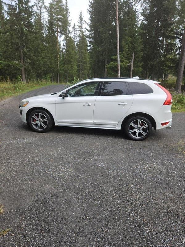 Vit Begagnad 2011 Volvo XC60 R-Design SUV | 110 000 kr (Marknadspris) - Bild 1/4