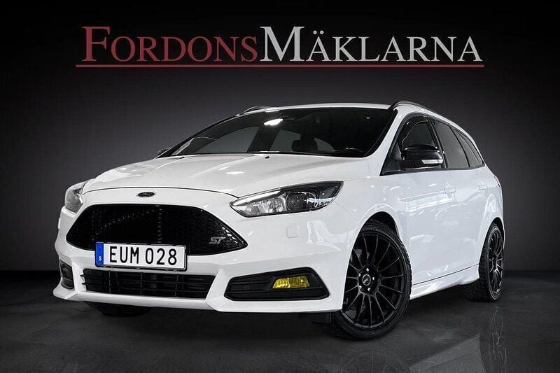Frozen white Begagnad 2016 Ford Focus ST Kombi | 169 900 kr (Marknadspris) - Bild 1/4