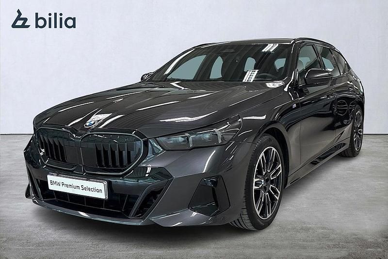 Grå Begagnad 2025 BMW 520 Comfort Edition Kombi | 559 900 kr - Bild 1/4