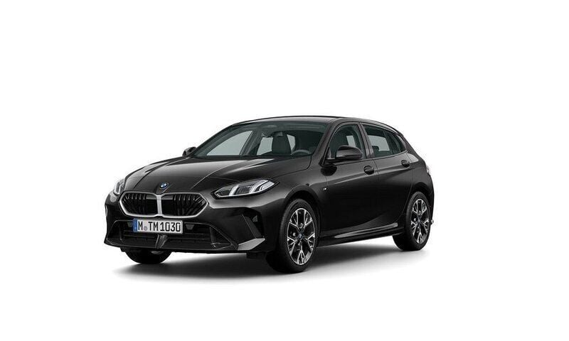 Black sapphire metallic Ny 2025 BMW 120 M Sport Halvkombi | 419 500 kr (Marknadspris) - Bild 1/4