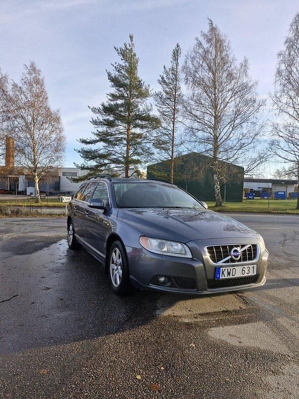 Grå Begagnad 2011 Volvo V70 Momentum Kombi | 78 000 kr (Marknadspris) - Bild 1/4