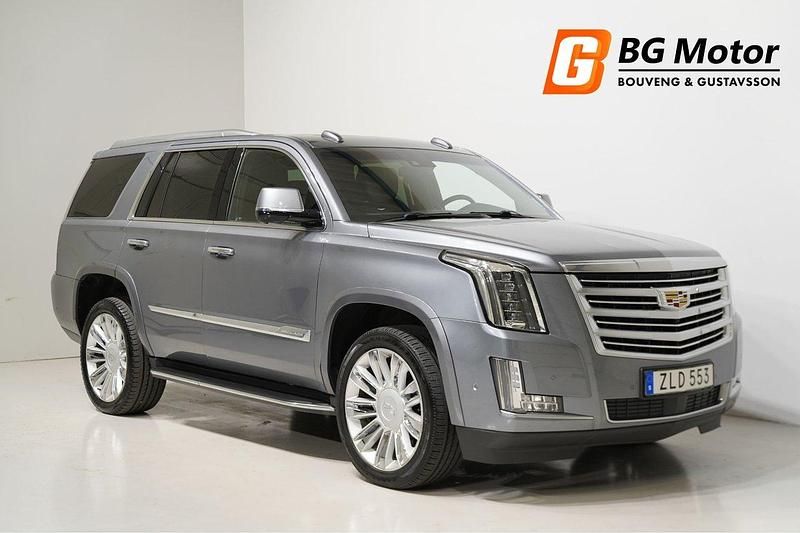 Grå Begagnad 2018 Cadillac Escalade SUV | 579 900 kr (Marknadspris) - Bild 1/3