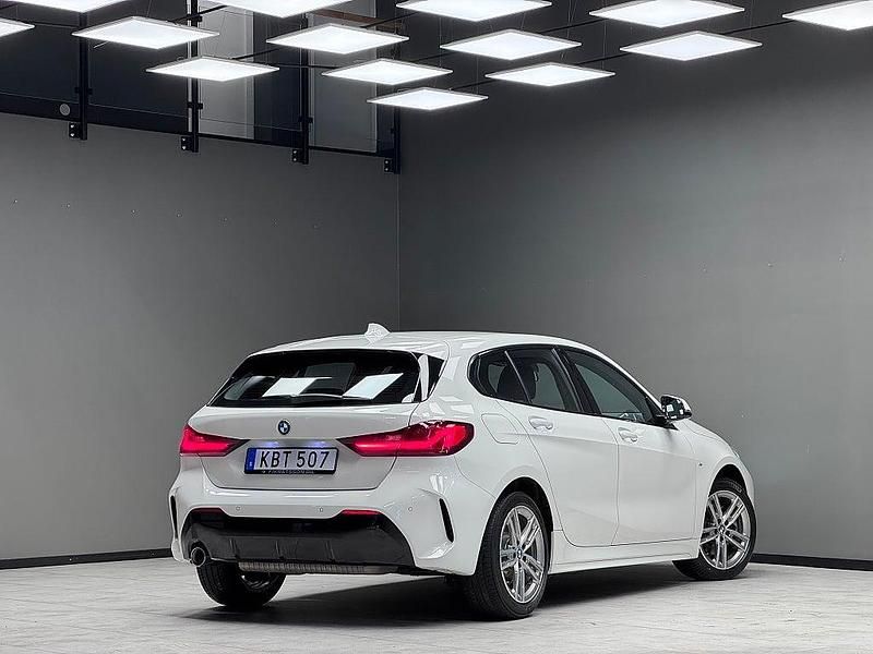 Begagnad BMW 118 M Sport 136 HK (100 kW) 2021 Vit Halvkombi