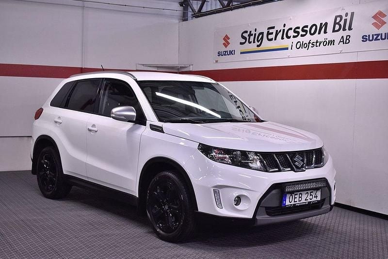 Vit Begagnad 2016 Suzuki Vitara SUV | 168 500 kr (Marknadspris) - Bild 1/4