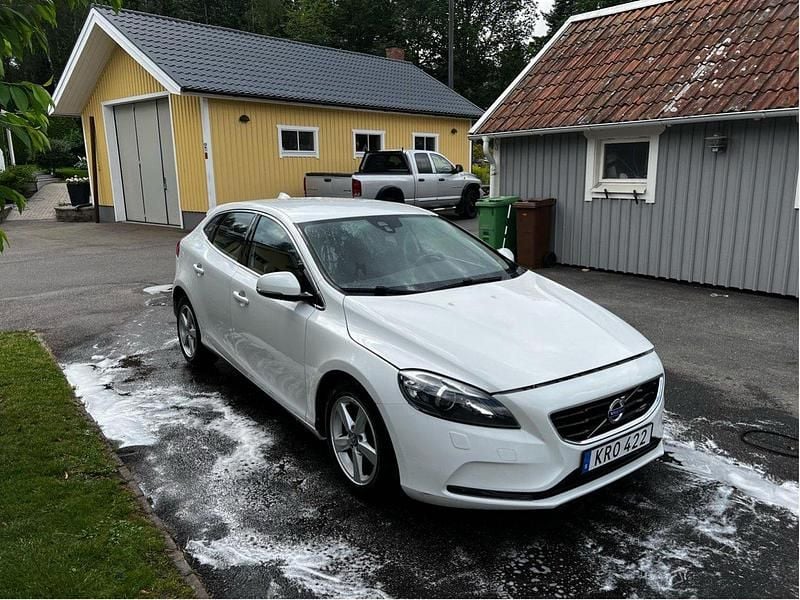 Vit Begagnad 2015 Volvo V40 Momentum Kombi | 75 000 kr (Marknadspris) - Bild 1/4