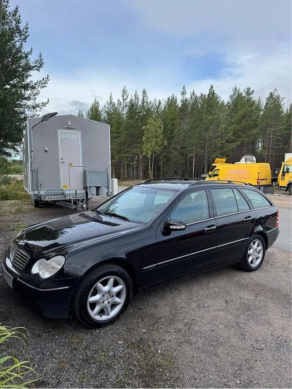 Svart Begagnad 2005 Mercedes C240 Elegance Kombi | 34 900 kr - Bild 1/4