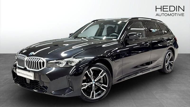 Svart Begagnad 2025 BMW 330 M Sport Kombi | 548 700 kr - Bild 1/4