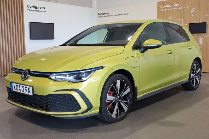 Gul Begagnad 2020 VW Golf VIII GTE Halvkombi | 269 800 kr - Bild 1/3