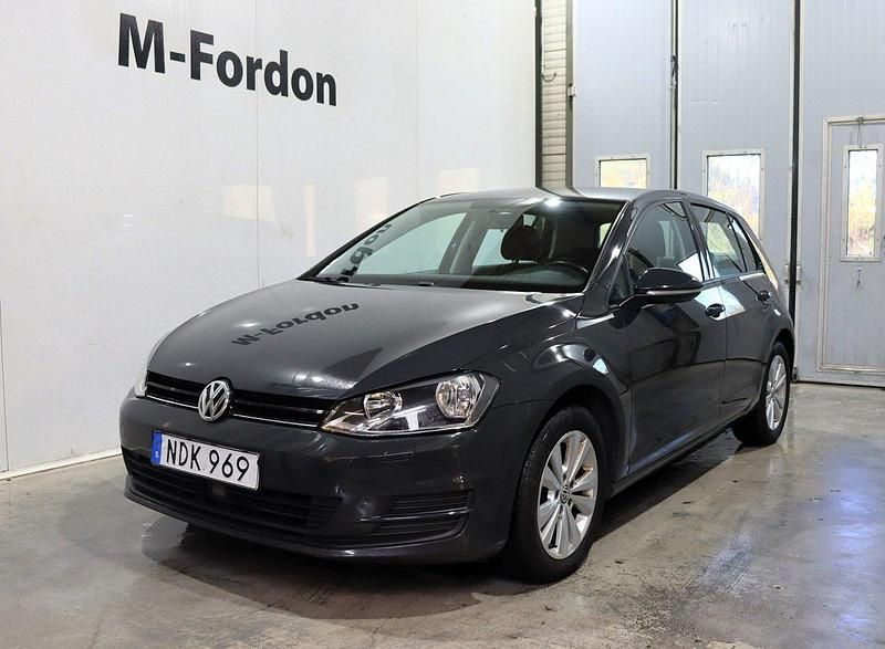 Mörkgrå Begagnad 2016 VW Golf VII Halvkombi | 119 900 kr (Marknadspris) - Bild 1/4