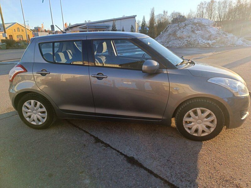 Grå Begagnad 2011 Suzuki Swift Halvkombi | 31 900 kr (Superpris) - Bild 1/4