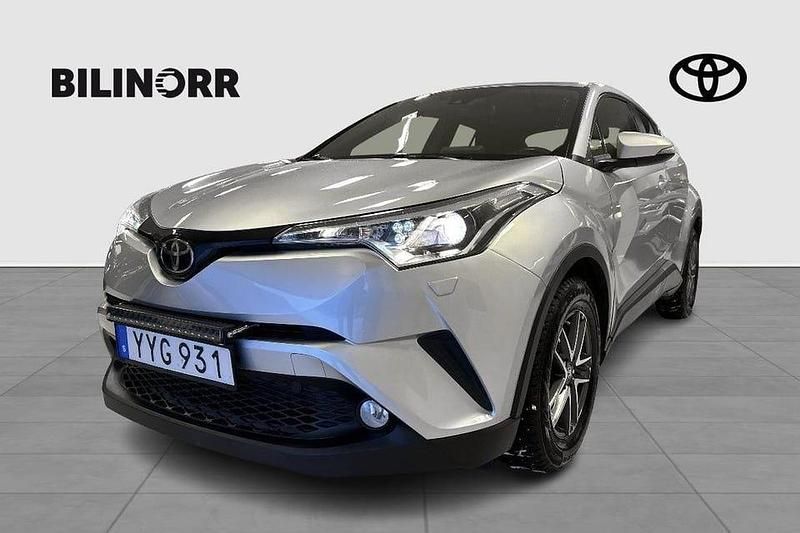 Silver Begagnad 2018 Toyota C-HR SUV | 164 900 kr (Marknadspris) - Bild 1/4