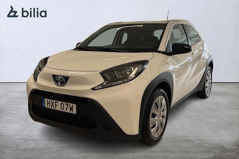 Vit Begagnad 2022 Toyota Aygo X Play SUV | 139 900 kr - Bild 1/4