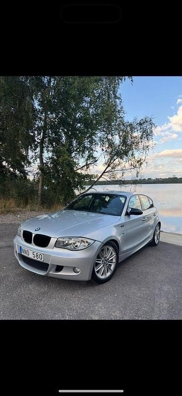Silver Begagnad 2007 BMW 120 Advantage Halvkombi | 84 900 kr (Marknadspris) - Bild 1/4