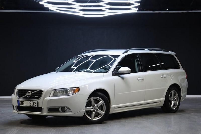 Vit Begagnad 2013 Volvo V70 R-Design Kombi | 119 900 kr - Bild 1/4
