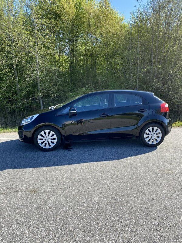 Svart Begagnad 2013 Kia Rio Halvkombi | 62 000 kr (Marknadspris) - Bild 1/4