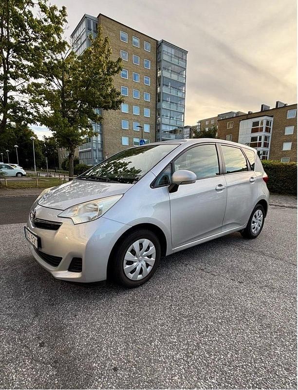 Silver Begagnad 2012 Toyota Verso-S Minibuss | 87 000 kr (Dyr) - Bild 1/4