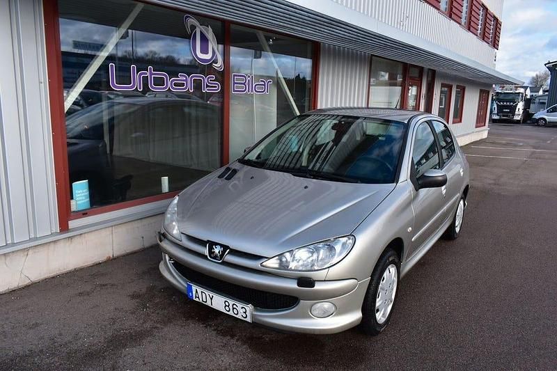 Begagnad Peugeot 206 75 HK (55 kW) 2007 Grå Halvkombi