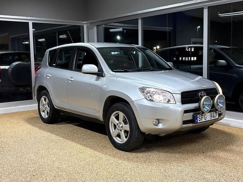 Silver Begagnad 2006 Toyota RAV4 SUV | 54 900 kr (Marknadspris) - Bild 1/4