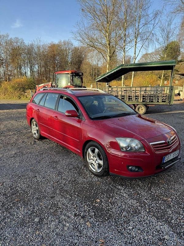 Röd Begagnad 2007 Toyota Avensis Kombi | 18 000 kr (Bra pris) - Bild 1/4