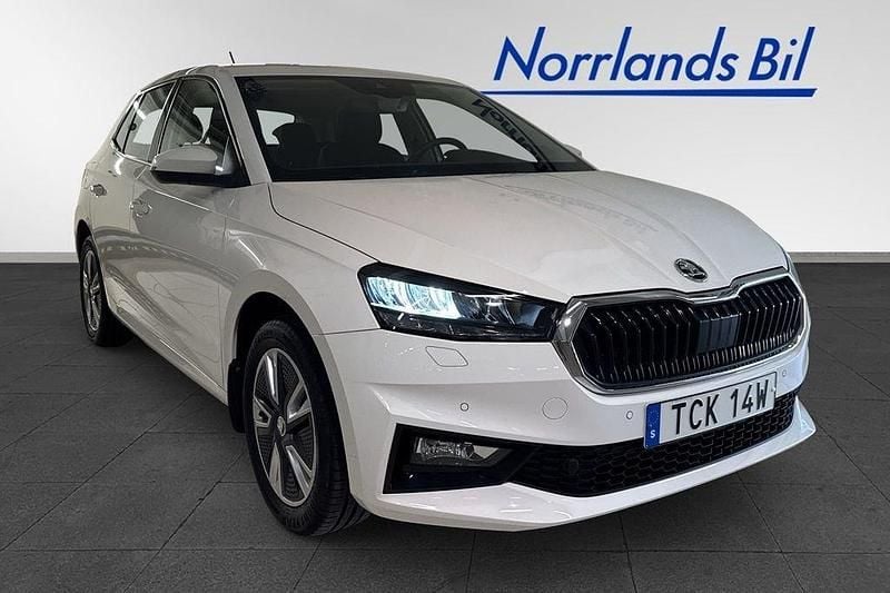 Vit (candy white) Begagnad 2023 Skoda Fabia Style Halvkombi | 229 000 kr (Marknadspris) - Bild 1/4