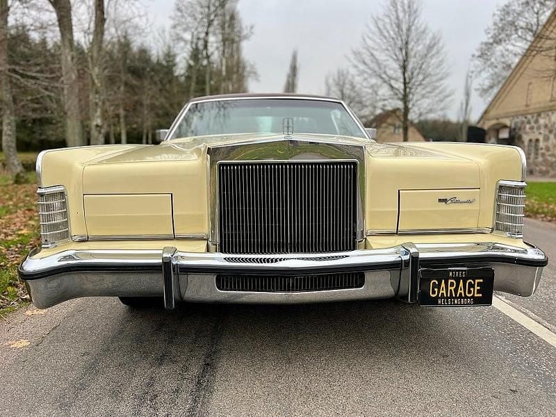 Begagnad Lincoln Town Car 208 HK (152 kW) 1977 Cream / bordeaux Sedan