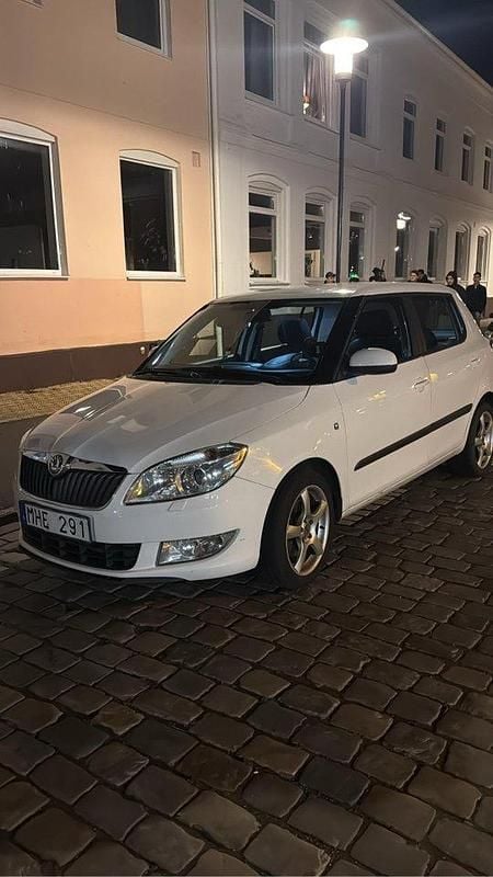 Vit Begagnad 2012 Skoda Fabia Ambiente Halvkombi | 49 500 kr (Bra pris) - Bild 1/4