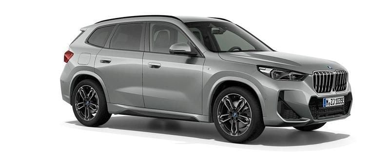 Grå (space silver metallic) Ny 2025 BMW X1 Comfort Edition SUV | 664 500 kr (Marknadspris) - Bild 1/4