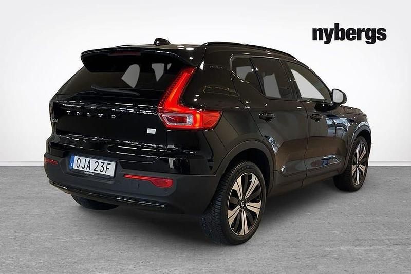Begagnad Volvo XC40 Core 175 kW (238 HK) 2023 Svart SUV