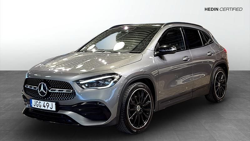 Grå Begagnad 2021 Mercedes GLA200 AMG line SUV | 324 900 kr (Marknadspris) - Bild 1/4