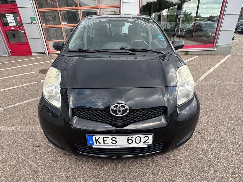 Svart Begagnad 2009 Toyota Yaris Halvkombi | 32 000 kr (Marknadspris) - Bild 1/4