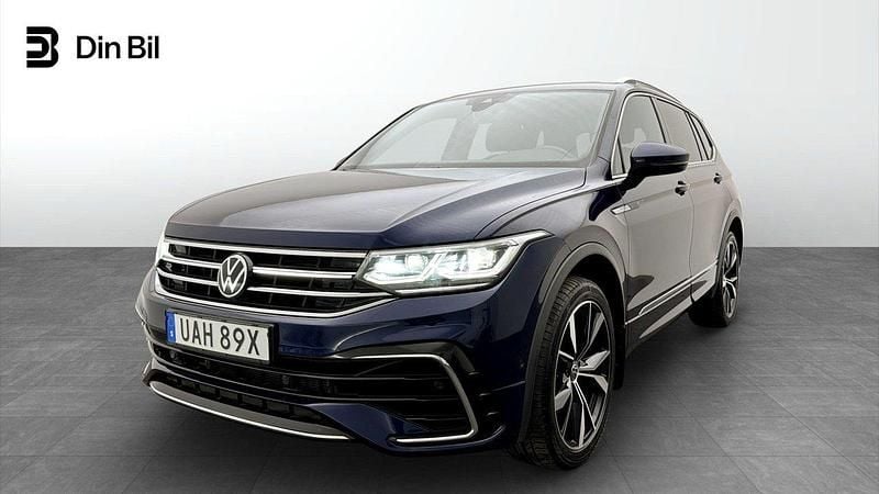 Mörkblå Begagnad 2022 VW Tiguan Allspace R-line SUV | 459 900 kr (Dyr) - Bild 1/4