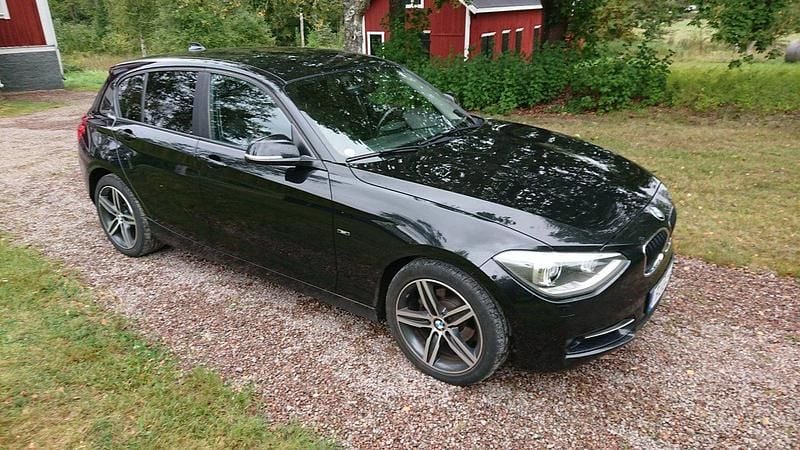 Svart Begagnad 2012 BMW 118 Sport Line Halvkombi | 79 000 kr (Marknadspris) - Bild 1/4