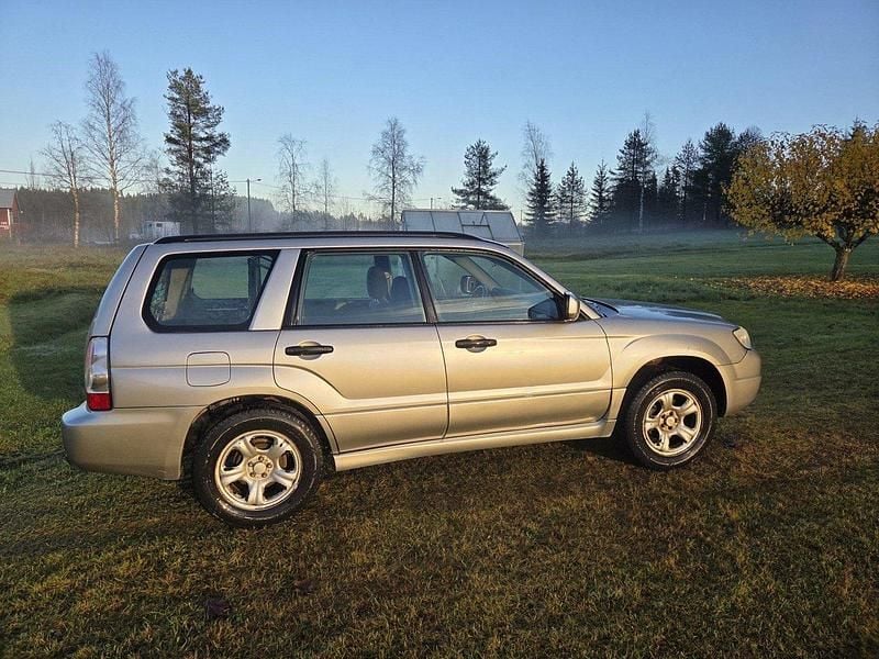 Grå Begagnad 2006 Subaru Forester SUV | 29 000 kr (Bra pris) - Bild 1/1