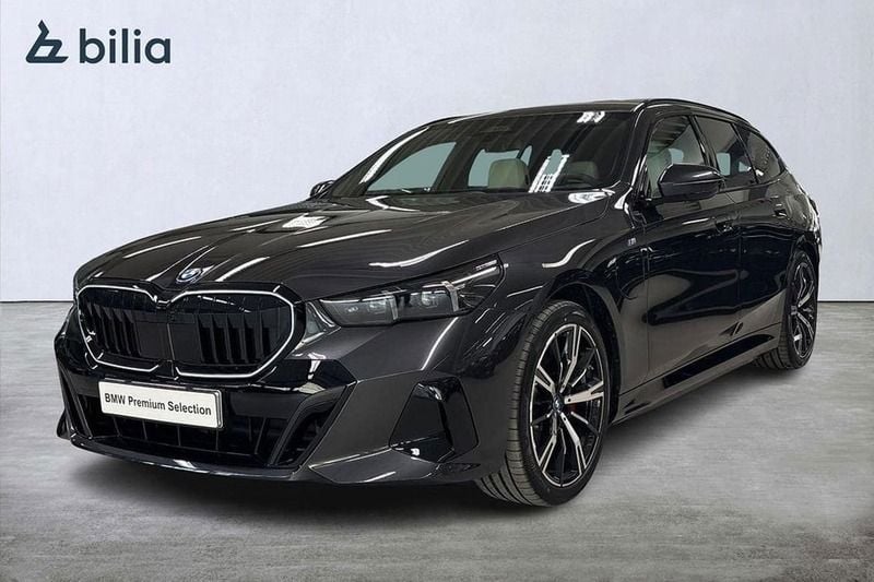 Grå Begagnad 2025 BMW 530e M Sport Kombi | 769 900 kr (Lite dyr) - Bild 1/4