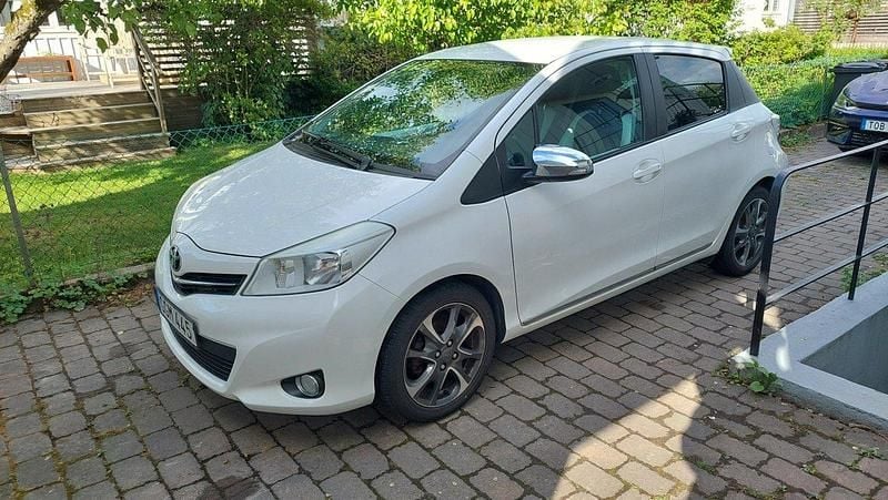 Vit Begagnad 2014 Toyota Yaris Trend Halvkombi | 74 000 kr (Marknadspris) - Bild 1/4