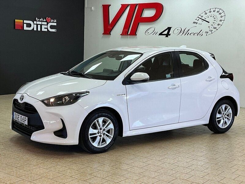 Vit Begagnad 2020 Toyota Yaris Hybrid Active Halvkombi | 174 800 kr (Marknadspris) - Bild 1/4