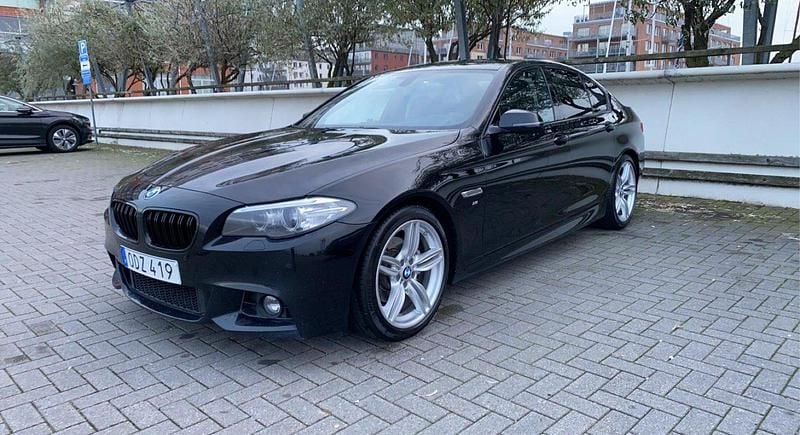 Svart Begagnad 2016 BMW 520 M Sport Sedan | 209 000 kr (Dyr) - Bild 1/4